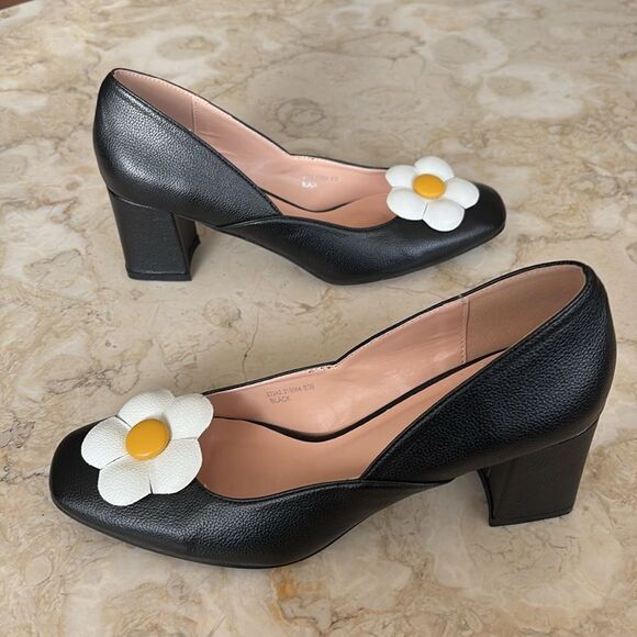 Unique Vintage Black Daisy Pumps - Picture 7 of 15